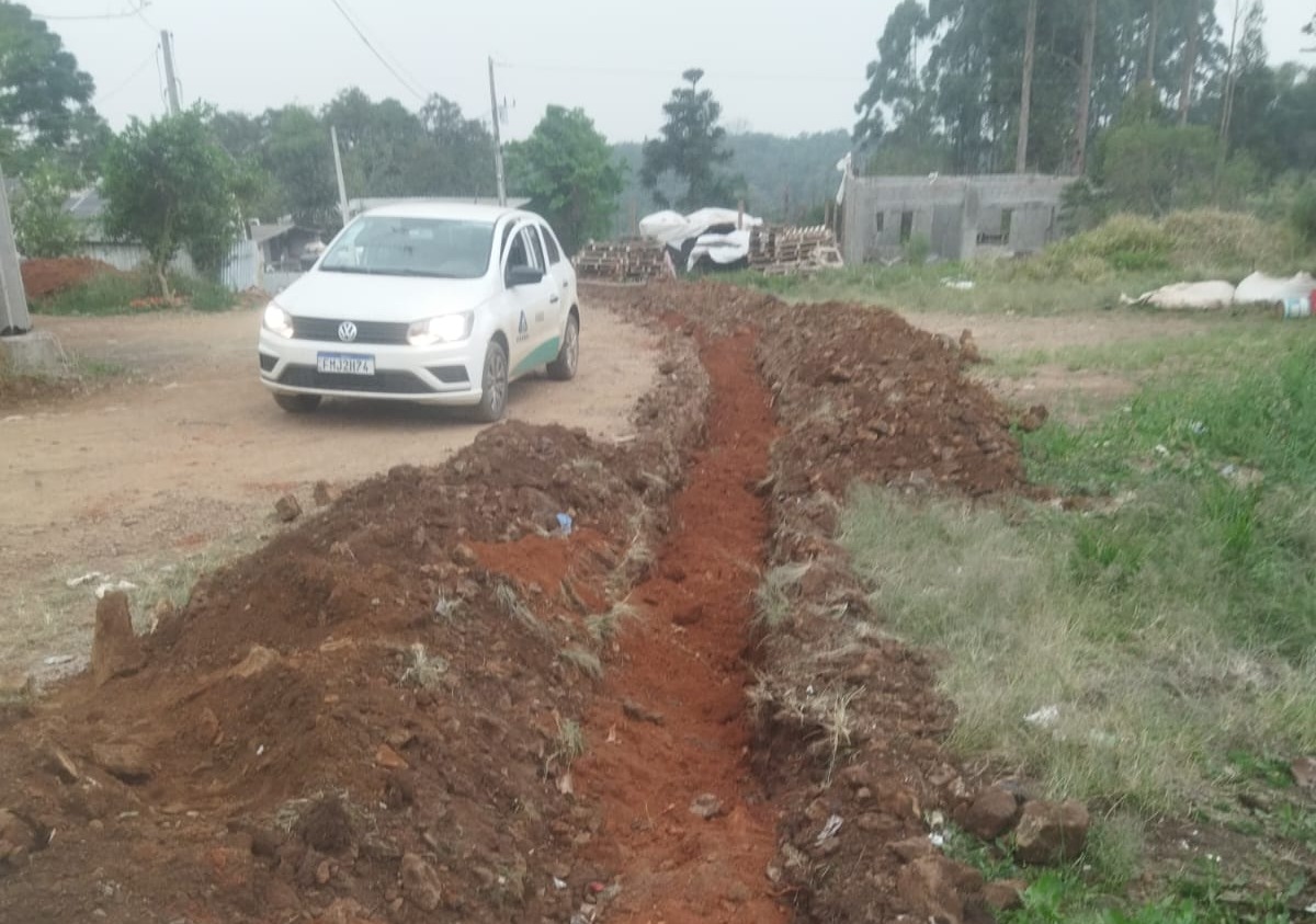 Carro da CASAN no campo