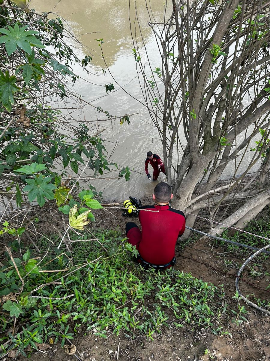 bombeiros fazem limpeza de crivo